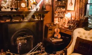 Wnętrze muzeum Sherlocka Holmesa: kominek, skrzypce, mikroskop i liczne buteleczki.