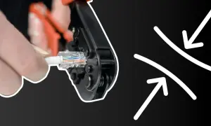 Instrukcja: jak podłączyć gniazdo RJ45. Zaciskanie wtyczki kabla sieciowego za pomocą narzędzia.