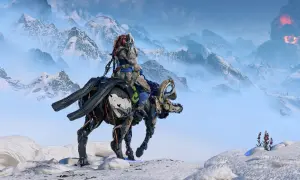 Aloy na mechanicznym koniu przemierza śnieżne góry. W oddali widać wybuch wulkanu, zapowiadający zagrożenie w Horizon 3 Nemesis.