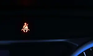 Testigo de cinturón de seguridad encendido en el tablero de un coche. Indica que no está abrochado.