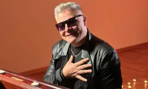 Gus Gus w skórzanej kurtce i okularach, z ręką na sercu, jakby wspominał swój "polyesterday".