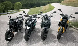 Cztery motocykle stojące na zakręcie górskiej drogi. Czy to najlepsza marka motocykli?