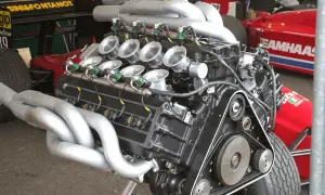 Motor V8 de F1 con colectores de escape plateados y trompetas de admisión. Un motor potente listo para la carrera.