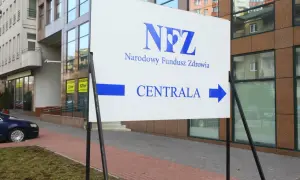 Tablica NFZ "Centrala" kieruje do budynku. Zastanawiasz się, ile kosztuje wyjazd do sanatorium? Tutaj znajdziesz odpowiedzi.