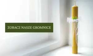 Świeca gromniczna ozdobiona koronką i kwiatami. Idealna dla tych, kto kupuje świece na chrzest.