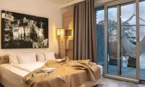 Przytulny pokój w hotelu butikowym. Co to jest? To miejsce z wygodnym łóżkiem, sztuką i widokiem na naturę.