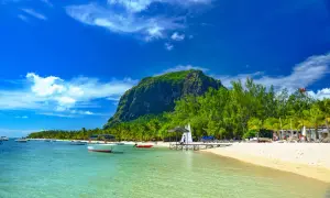 Rajska plaża na Mauritiusie z łodziami i górą Le Morne. Uważaj na silne słońce i prądy morskie.