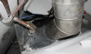Metalowa rura pieca połączona z kominem. Zastanawiasz się, czym uszczelnić rurę od pieca do komina?