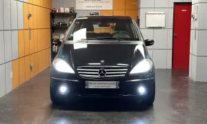 Czarny Mercedes A Klasa W169 z nowymi, jasno świecącymi światłami. Wymiana żarówki H7 w tym modelu jest prosta.
