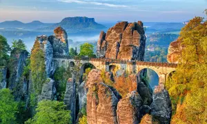 Most Bastei w Niemczech, skalne formacje i most. To miejsce, co warto zobaczyć w Niemczech, zachwyca krajobrazem.
