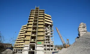 Abriss des "Affenfelsen" in Hamburg. Ein Kran demontiert das Hochhaus, daneben ein Trümmerberg.