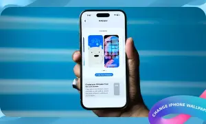 Jak zmienić tło w telefonie? Na ekranie iPhone'a widać opcje personalizacji tapety, w tym zdjęcie misia i kolorowe ikony.
