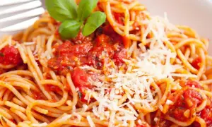 Prosty przepis na spaghetti napoli z passaty, który zachwyci smakiem