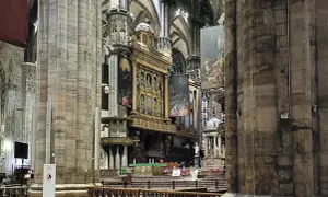 Wnętrze katedry Duomo w Mediolanie: okazałe organy, ołtarz i zabytkowe kolumny.
