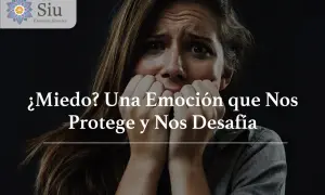 Mujer con expresión de miedo, mordiéndose las uñas. El texto dice: "¿Miedo? Una Emoción que Nos Protege y Nos Desafía".
