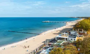 Spacerem po piaszczystych plażach i tętniących życiem promenadach nad morzem, pod błękitnym niebem.