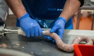 Jak wiązać kiełbasę sznurkiem? Perfekcyjne wędliny krok po kroku