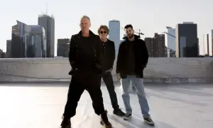 Sting i jego koledzy na dachu, zapowiadając nadchodzące wydarzenia.