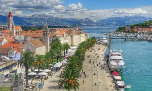 Trogir, Chorwacja: malownicze miasteczko z palmami, kamiennymi budynkami i luksusowymi jachtami. Jedno z najpiękniejszych ciekawych miejsc w Europie.