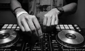 Jak zostać DJ-em w klubie: kluczowe kroki do sukcesu i rozwoju