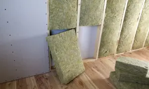 Installazione di pannelli isolanti in lana di roccia per un cappotto interno. Scopri quanto costa fare un cappotto interno.