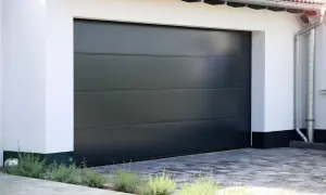 Modern mörkgrå garageport med horisontella linjer. Perfekt för dig som vill byta garageport och uppgradera husets utseende.