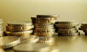 Stosy złotych monet, jakby ktoś zbierał na jeden dukat.