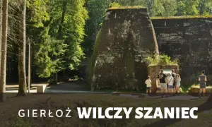 Grupa turystów zwiedza Wilczy Szaniec. Ile trwa zwiedzanie? To zależy od zainteresowań, ale warto zarezerwować kilka godzin.