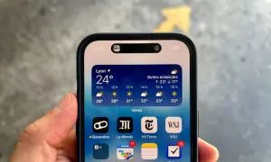 iPhone avec la Dynamic Island affichant la météo à Lyon. La barre d'état montre l'heure et le niveau de batterie.