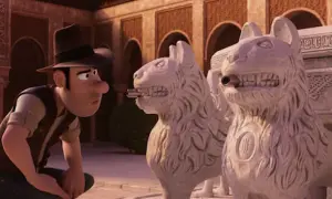 Tadeo Jones, con su sombrero y chaleco, se agacha ante dos leones de piedra con tubos en la boca, en un patio de Granada.
