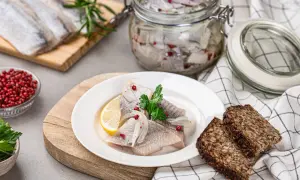Jak wymoczyć śledzie do sałatki? Koniec z przesolonym smakiem!