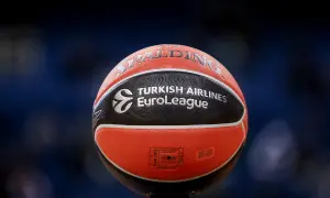 Balón de baloncesto oficial de la Turkish Airlines EuroLeague, listo para la acción.
