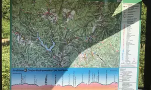 Wanderkarte des Rennsteigs mit Höhenprofil. Komoot-Route markiert, zeigt Berge und Täler.