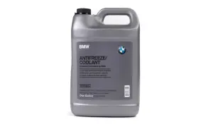 Szary kanister z płynem chłodniczym BMW z etykietą "ANTIFREEZE/COOLANT".