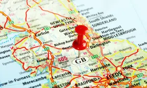 Praca szklarz w Anglii. Czerwony pinezka na mapie Wielkiej Brytanii, zaznacza region z miastami jak Leeds, York, Newcastle.