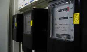Na liczniku prądu widoczny jest numer 31045727. Obok żółta naklejka z numerem 19617.
