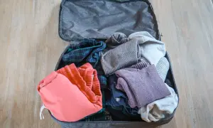 Packliste für Rucksackreisen: Kleidung wie kariertes Hemd, rote Shorts und Pullover sind wichtige Backpacking Must Haves.