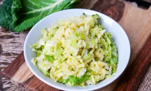 Cremiger Rahmwirsing, ein einfaches und leckeres Rahmwirsing Rezept, serviert in einer Schüssel.