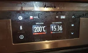 Panel sterowania piekarnika Amica z ustawioną temperaturą 200°C i czasem zakończenia 15:36. Jak odblokować piekarnik Amica?