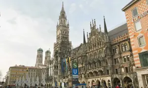 Marienplatz w Monachium, z Nowym Ratuszem i wieżami Frauenkirche. Po przylocie na lotnisko Monachium przyloty, warto odwiedzić to miejsce.