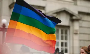 Tęczowa flaga powiewa na wietrze, symbolizując dumę i akceptację. To jak test na orientację romantyczną, gdzie kolory mówią więcej niż słowa.
