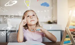 Niña pensativa con dibujos de matemáticas, cohete y planeta. ¿Será que está aprendiendo la tabla del 3?