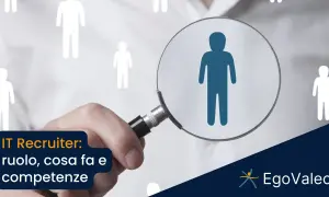 Un recruiter IT analizza candidati con una lente d'ingrandimento, mostrando cosa fa per trovare il talento giusto.