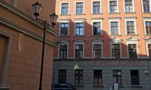 Urokliwe kamienice Gdańska z latarniami ulicznymi i ceglaną fasadą.