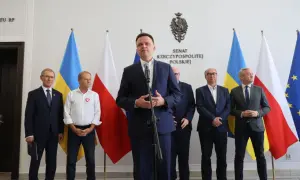 Pakt senacki: jak lewica negocjowała miejsca na listach wyborczych. Politycy stoją przed flagami Polski i Ukrainy.