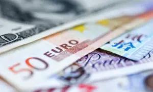 Dolar, euro i inne waluty. Zrozumienie, co to dewaluacja, jest kluczowe w świecie finansów.