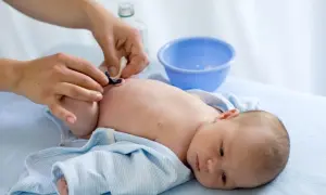 Jak dbać o kikut pępowiny? Objawy infekcji i pielęgnacja