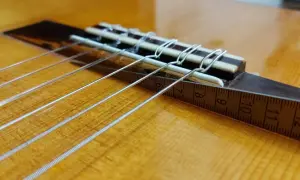 Detalle de cuerdas de guitarra clásica, con cinta métrica. Opiniones sobre guitarras Vicente Sanchis.