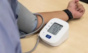 Mężczyzna mierzy ciśnienie krwi w domu. Wynik 152/93 mmHg. Dowiedz się, jak szybko obniżyć ciśnienie krwi w domu.