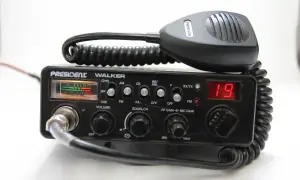 Radiotelefon President Walker z mikrofonem. Czy cb radio jest legalne? Tak, w Polsce jest legalne, o ile spełnia normy i jest używane zgodnie z przepisami.